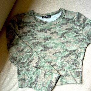 Camouflage cropped sweater